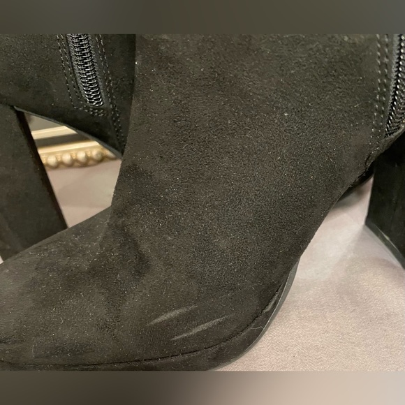 Lauren Conrad- Black Suede Ankle Boots with Side Zipper. Size 10 - Picture 5 of 8